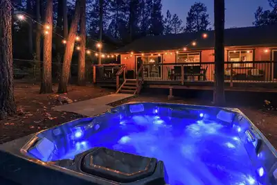 Image de Lone Wolf Lodge: Près du Village & Snow Summit! Animaux acceptés Apple et YouTube Tv Jacuzzi!
