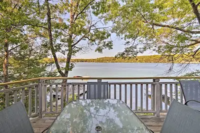 Image de Waterfront House w \/ Dock & Deck sur le lac Little Bear