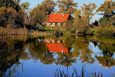 Maison moderne pour discerner sur le lac dans le Mecklembourg idylle