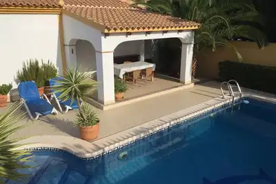 Image de Fantastique bungalow spacieux individuelle avec beau jardin et piscine privée