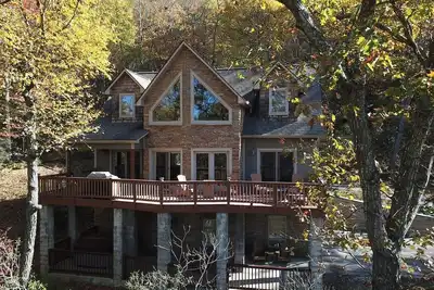 Image de Belle maison avec vue sur la montagne et tout le besoin! Proche de tout.