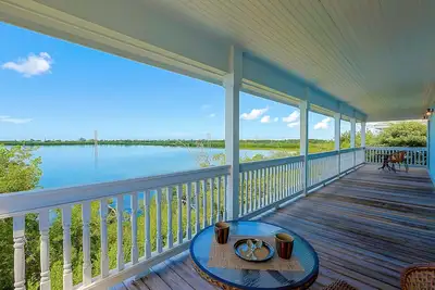 Image de Bord De Mer Maison sur la baie de Floride avec piscine privée chauffée