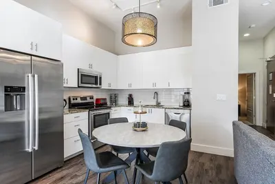 Image de Spacieux Condo 1bd moderne dans le bâtiment de Californie par Hosteeva