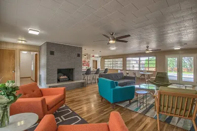 Image de Mod Haus - Escapade moderne à Fredericksburg au milieu du siècle