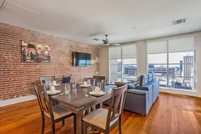 Image de Penthouse de luxe avec terrasse près du quartier français et de la rue Bourbon