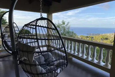 Image de Villa de luxe calme Azalea avec une vue incroyable sur l'océan! Du côté de Lush North