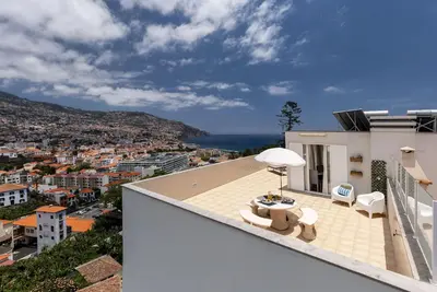 Image de Jasmin I, vue sur la mer et la montagne