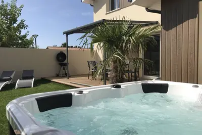 Image de Maison climatisée avec jacuzzi et jardin proche de la plage et des commerces