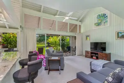 Image de Condo hawaïen classique avec vue sur la montagne, piscine partagée et bain à remous!
