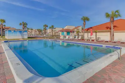 Image de Nouvelle Liste! Condo lumineux dans une communauté fermée w / piscine partagée, bain à remous, tennis