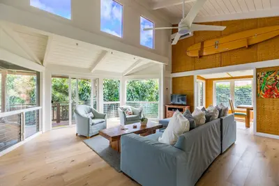 Image de Nouvelle Liste! Belle maison w \/ lanai, emplacement central et accès facile à la plage!