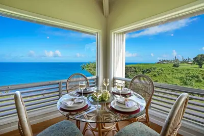 Image de Condo à deux étages avec vue imprenable sur l'océan, bain à remous et piscine partagés - à pied de la plage!