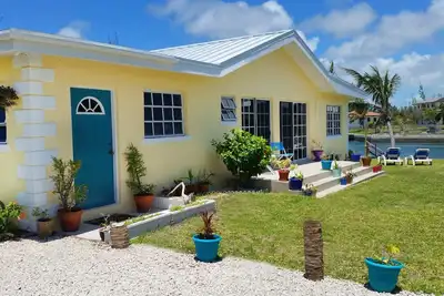 Image de Villa spacieuse de 4 chambres, située sur une voie navigable charmante, avec vue sur la plage et l'océan