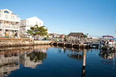 Image de Milieu de Dewey, sur la baie, près de la plage, glissement de bateau et parking