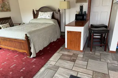 Image de Scenic Une Chambre À Coucher W \/ Entree PRIVÉE Et Bain!