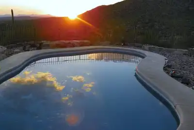 Image de Couchers de soleil impressionnants de la piscine chauffée, putting green, un bain à remous et Tucson Night Lights