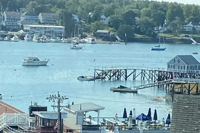 Image de Belle maison de style saltbox avec vue sur l'eau
