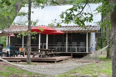 Image de Isolé, Sam Rayburn Lakefront Cabin Parfait pour les escapades tranquilles, Chasseurs, Angle
