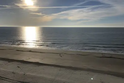 Image de Luxueux condo en bord de mer au 11e étage avec une vue imprenable, récemment mis à jour