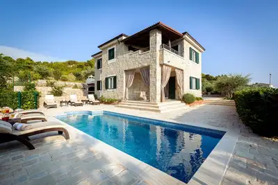 Image de Villa en pierre avec piscine privée, vue magnifique sur la mer, près de la plage