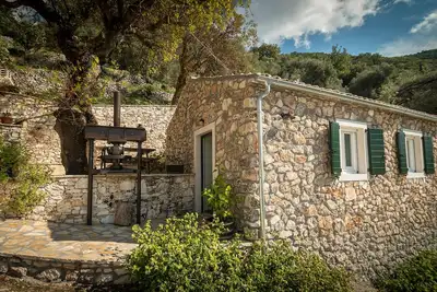 Image de Charmante petite maison en pierre traditionnelle.