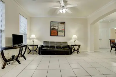 Image de Nouvelle liste! ! Condo nouvellement meublé, I-10 West \/ Beltway 8, 4 chambres 2 salles de bain, 77080