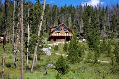 Image de Lac de cabane en rondins isolé / vues Mtn / 7 acres / bain à remous / wifi / par Rmnp, salle de jeu, 10 personnes