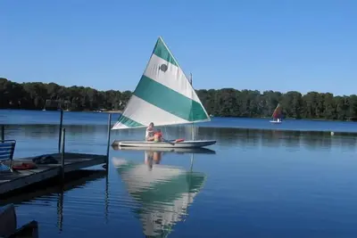 Image de Privé 3. 5 acres cadre boisé avec une plage au bord du lac parfaite pour les grands groupes