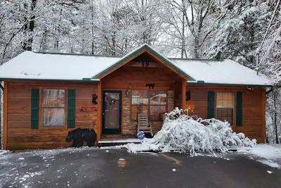 Image de Une cabane en rondins à moins de 4 min de la promenade-Wifi Gratuit, Hot Tub, télévision par câble