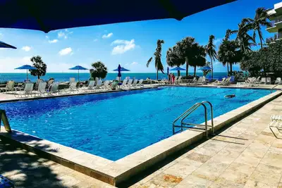 Image de Luxury High End New Reno, vélos gratuits, piscine Wi-Fi gratuite, bain à remous, salle de sport, tennis