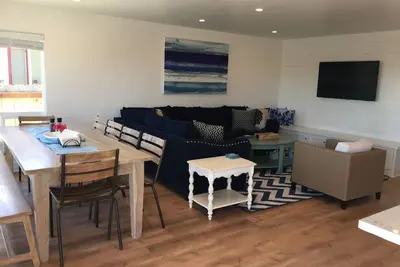 Image de À quelques pas de la plage! Propre, blanc, croustillant + bain à remous pour une escapade relaxante!