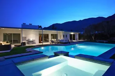 Image de Superbe maison originale du milieu du siècle avec vue sur la montagne dans la vieille région de Las Palmas.