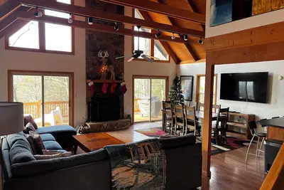 Image de Moderne et pacifique Chalet avec vue sur la montagne étonnants