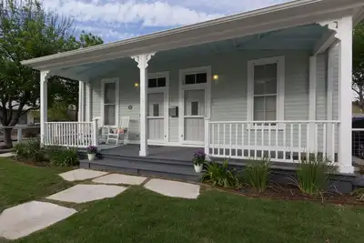 Image de Cozy Southtown Cottage près de Hemisphere, du centre de conventions et du roi William