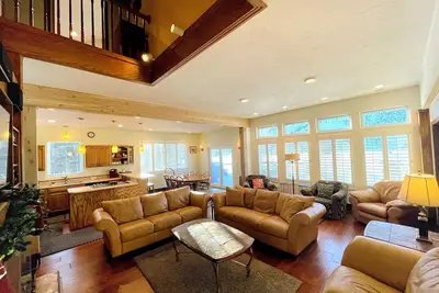 Image de Spacieux bain à remous extérieur donnant sur Golf Course 5bdrm 5ba Climatise!