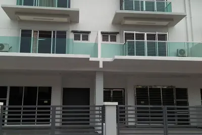 Image de Coconut HomeStay Tanjong Karang , Selan. . 椰子 民宿 是 渡假 的 好 地方 → 屋子 明亮 → 客厅 和 房间 很 宽阔 → 是 悠 庄 地方 , 这里 出入 方便。