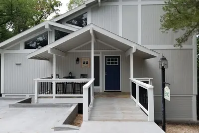 Image de \"Lakeview Lodge\" à Tan Tar A avec bain à remous! Louez 4 nuits, obtenez-en 1 gratuite!