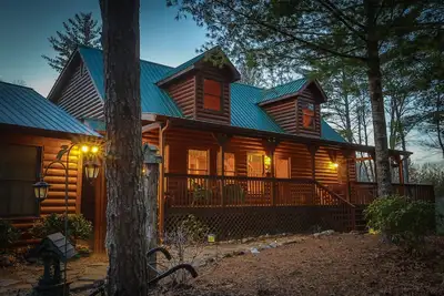 Image de Très privé! 5Bed Luxury Lodge❤-Fire Pit, Hot Tub, Media \/ GameRoom, Animaux acceptés