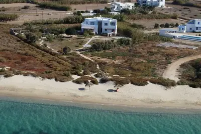 Image de Une belle maison de plage sur la plage de Plaka à Naxos, à une minute de la plage