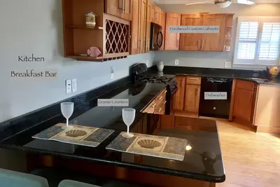 Image de Lavallette Beach Home avec terrasse sur le toit et bar Tiki près de la plage -Wifi, C-A \/ C