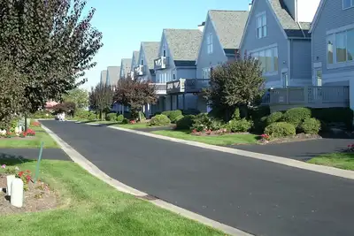 Image de Lake Erie Beachfront Luxury Home avec 3 chambres et piscine et accès Internet