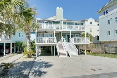 Image de Condo w / 2 Decks - À quelques pas de Wrightsville Beach!