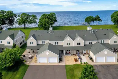 Image de 4br \/ 3ba Lakeside Townhome, Entièrement meublé, Izatys Resort Unit # 114