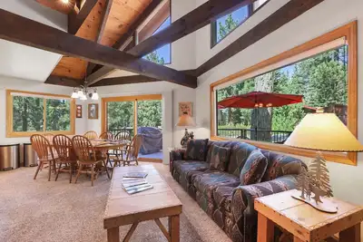 Image de Cozy South Lake Tahoe Chalet Près céleste