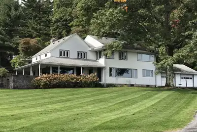 Image de Classique Catskills Estate sur Montagne privée, avec Disponible Guest House