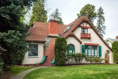 Image de Storybook Cottage 2 pâtés de maisons du Whitman College et une courte promenade du centre-ville
