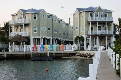 Image de Maison de luxe (# 107) avec piscine, quai, kayaks, vélos, vue sur l'océan, près de Key West