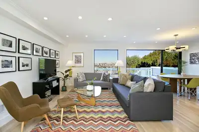 Image de Tout Neuf spacieuse 2 Br, 2 1\/2 Ba avec des vues panoramiques. Bail mensuel flexible
