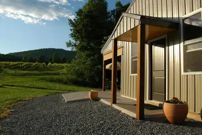 Image de Maison de campagne sereine sur une ferme / vignoble de 150 acres