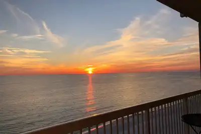 Image de Direct en bord de mer! Condo au 8ème étage avec vue imprenable sur l'océan face à la plage!
